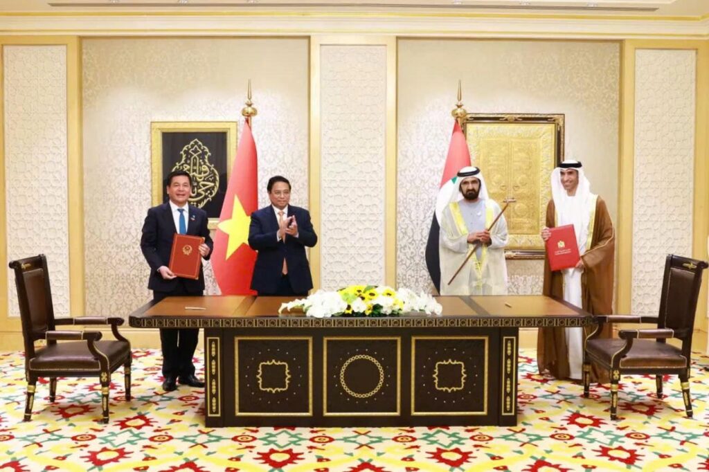 Bộ trưởng Bộ Công Thương Việt Nam Nguyễn Hồng Diên và Quốc vụ khanh Bộ Kinh tế UAE Thani bin Ahmed Al Zeyoudi ký kết Hiệp định CEPA - Ảnh: Dương Giang/TTXVN